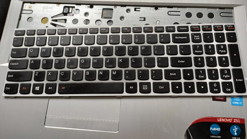 Wymiana klawiatury w laptopie może być prosta lub trudna. Wszystko zależy od rodzaju zastosowanej klawiatury.