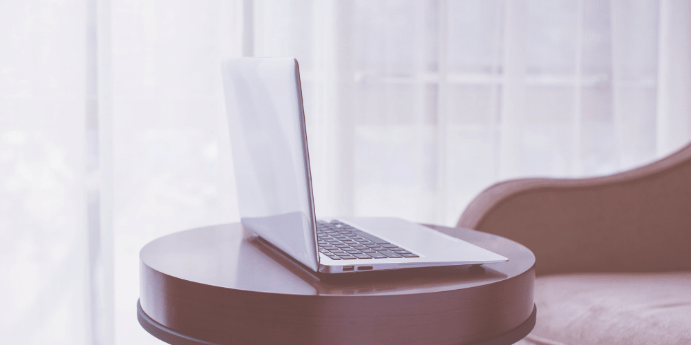 Dobry stolik pod laptopa zwiększa komfort pracy.
