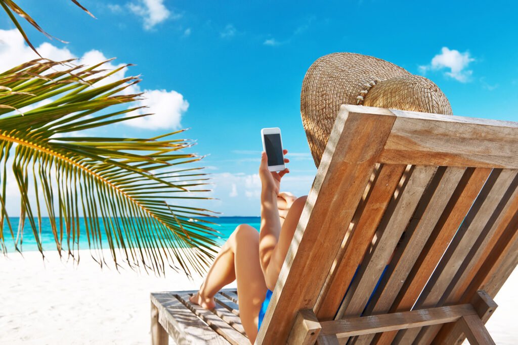 Jak przygotować smartfon do wakacyjnego wyjazdu? Co zabrać ze sobą?